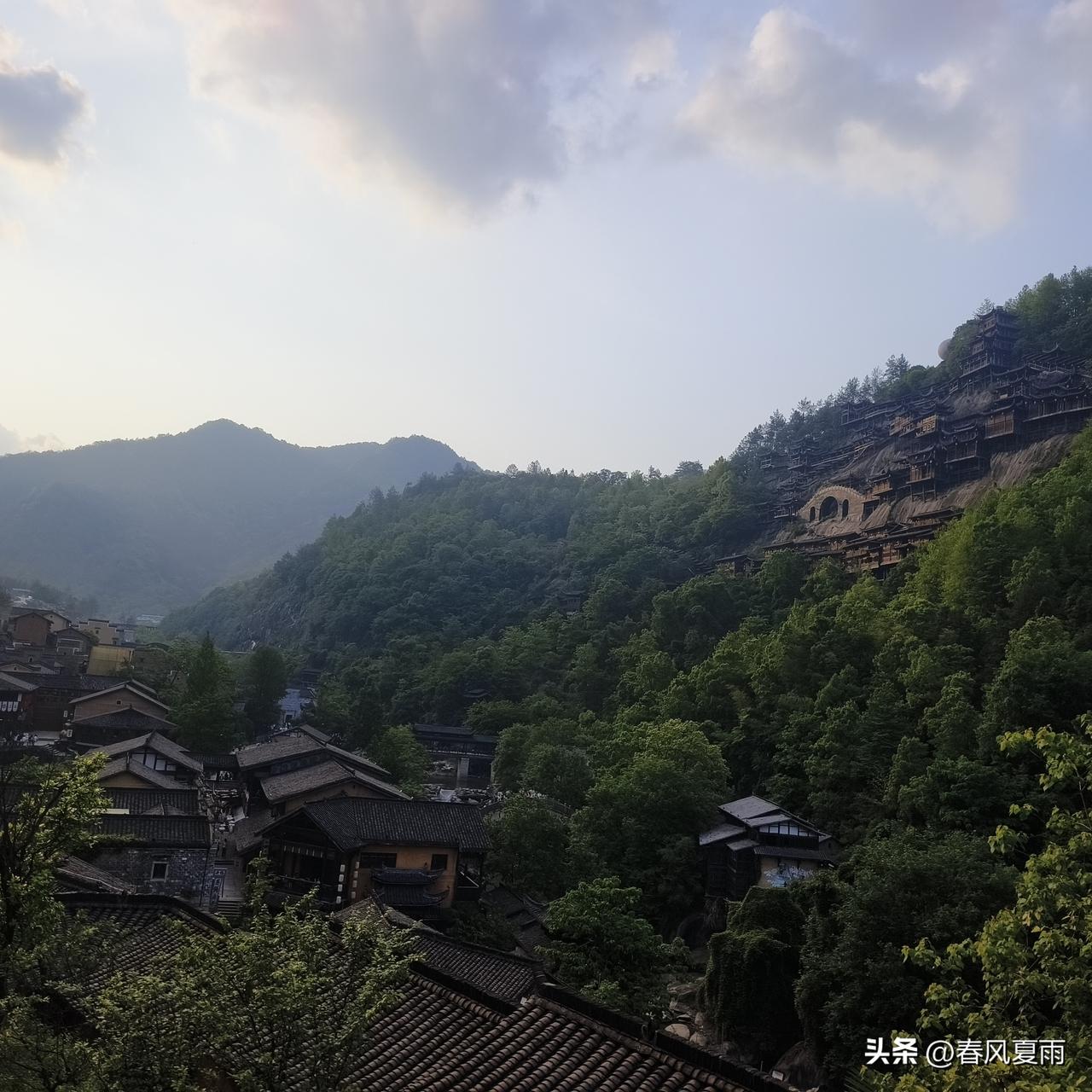 古村落的宁静与自然之美，仿佛置身世外桃源。