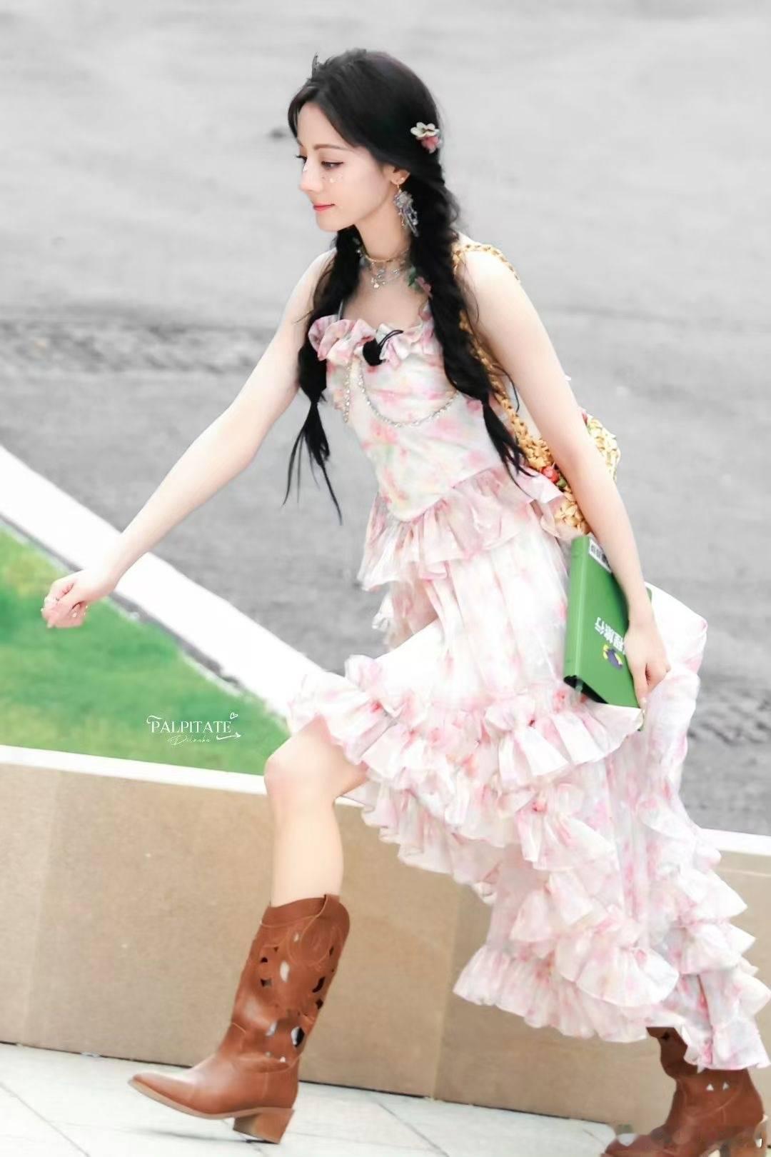 迪丽热巴开推花仙子造型迪丽热巴和花裙子，文案交给你们写 ​​​