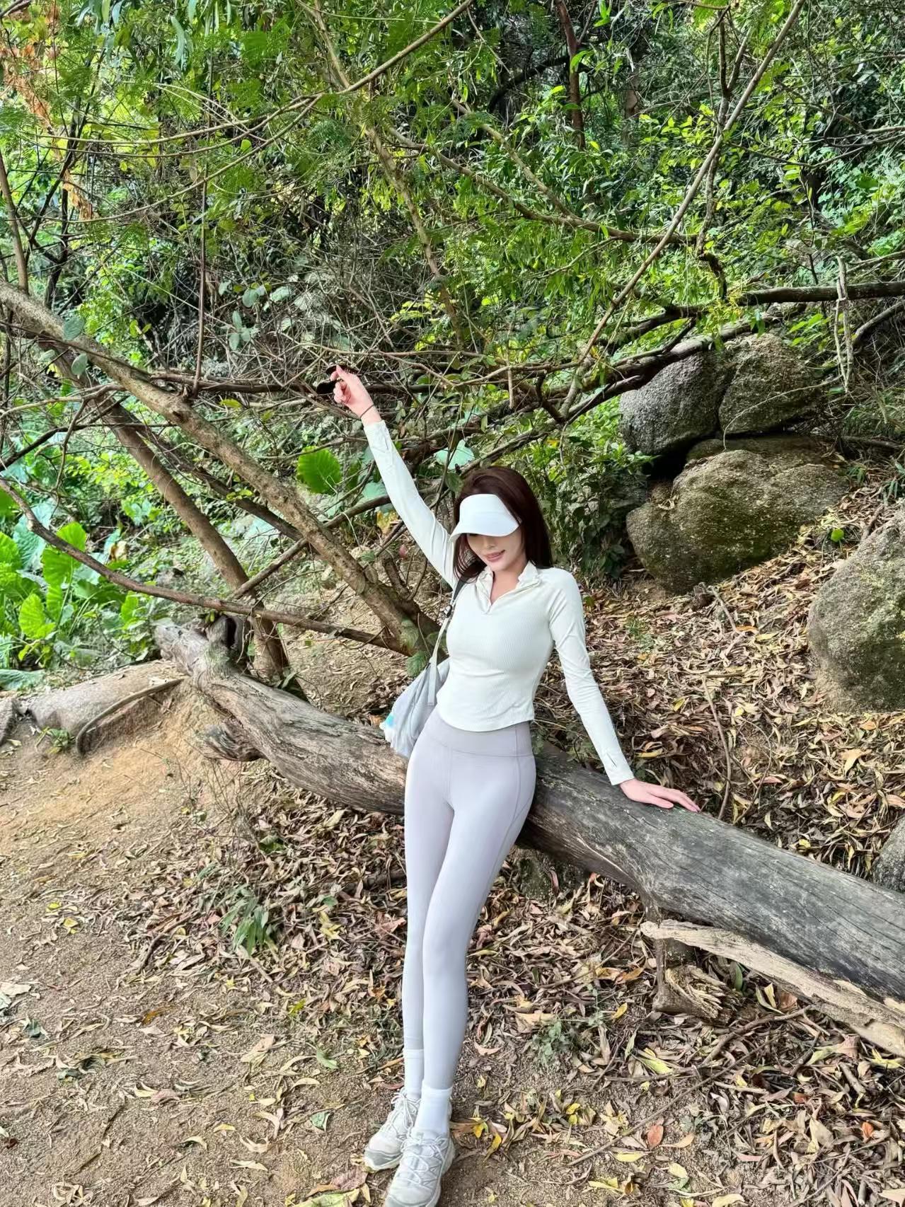 瑜伽裤锻炼，瑜伽裤自拍，爬山拍照别纠结装备，手机就够了！重点是抓“真实感”：比如