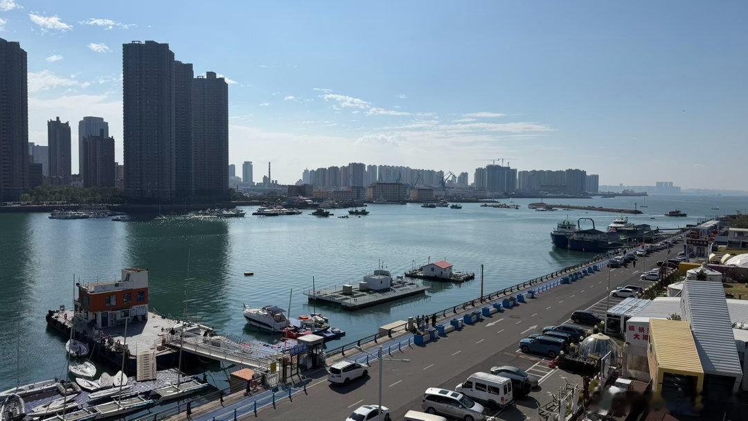青岛这个码头开发的挺好，可以溜达看海景，可以吃饭宵夜，可以踢足球，并且车位看着也