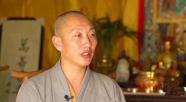 2012年，一和尚开豪车，带孕妇到医院生孩子。医生问：“父亲是谁？”和尚双手合十