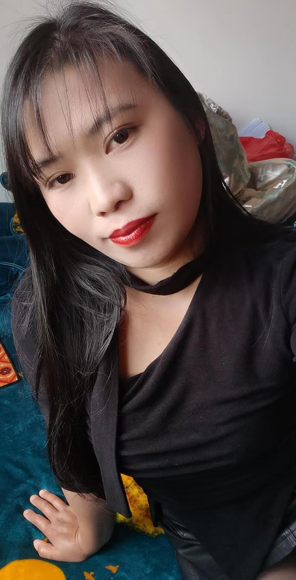 黑色短裤的搭配技巧