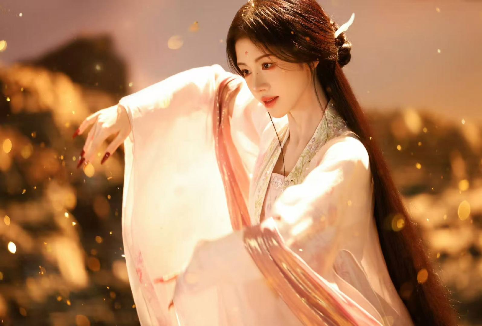 鞠婧祎夕阳铺作台鞠婧祎金箔旋成花 哇趣！这个鞠婧祎都美成啥了！！！ 