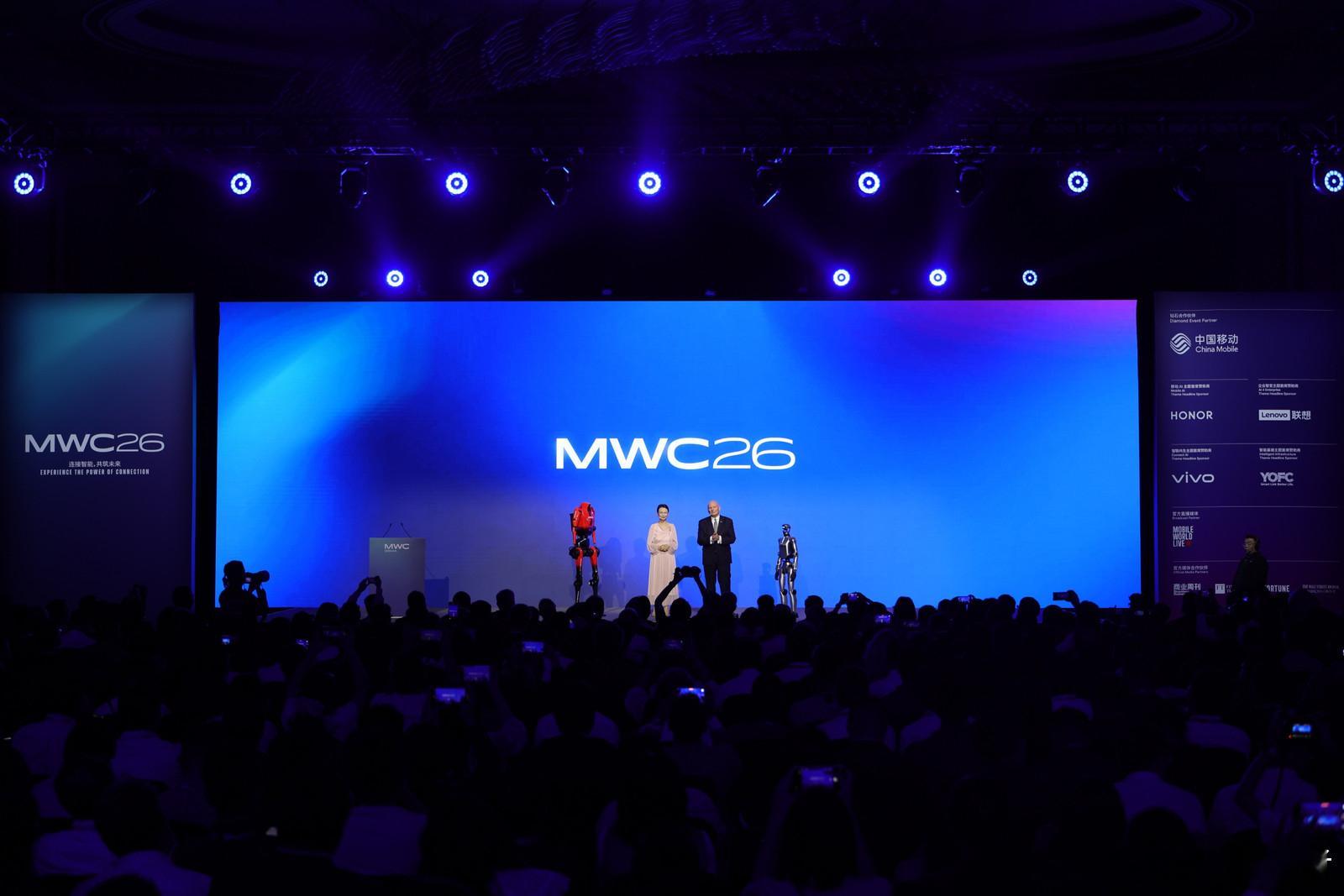 逛2026MWC上海,本来奔着全新AI终端而来,没想到开幕式的荣耀机器人成了最大