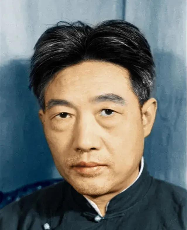 1912年，徐悲鸿被迫娶村姑为妻，新婚夜，他嫌弃地把妻子扑倒在床。

红烛烧到第