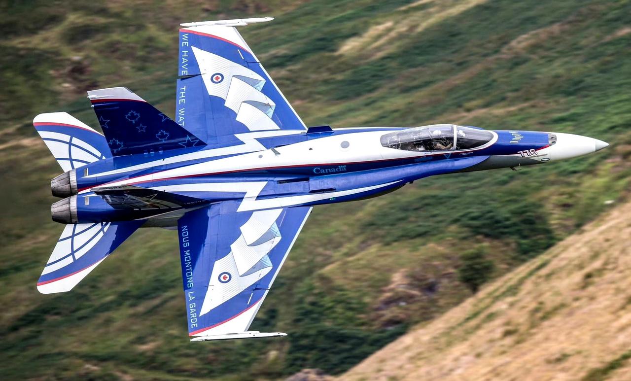 战机欣赏：摄影师David Lister拍摄的一组FA-18系列战斗机照片。包括