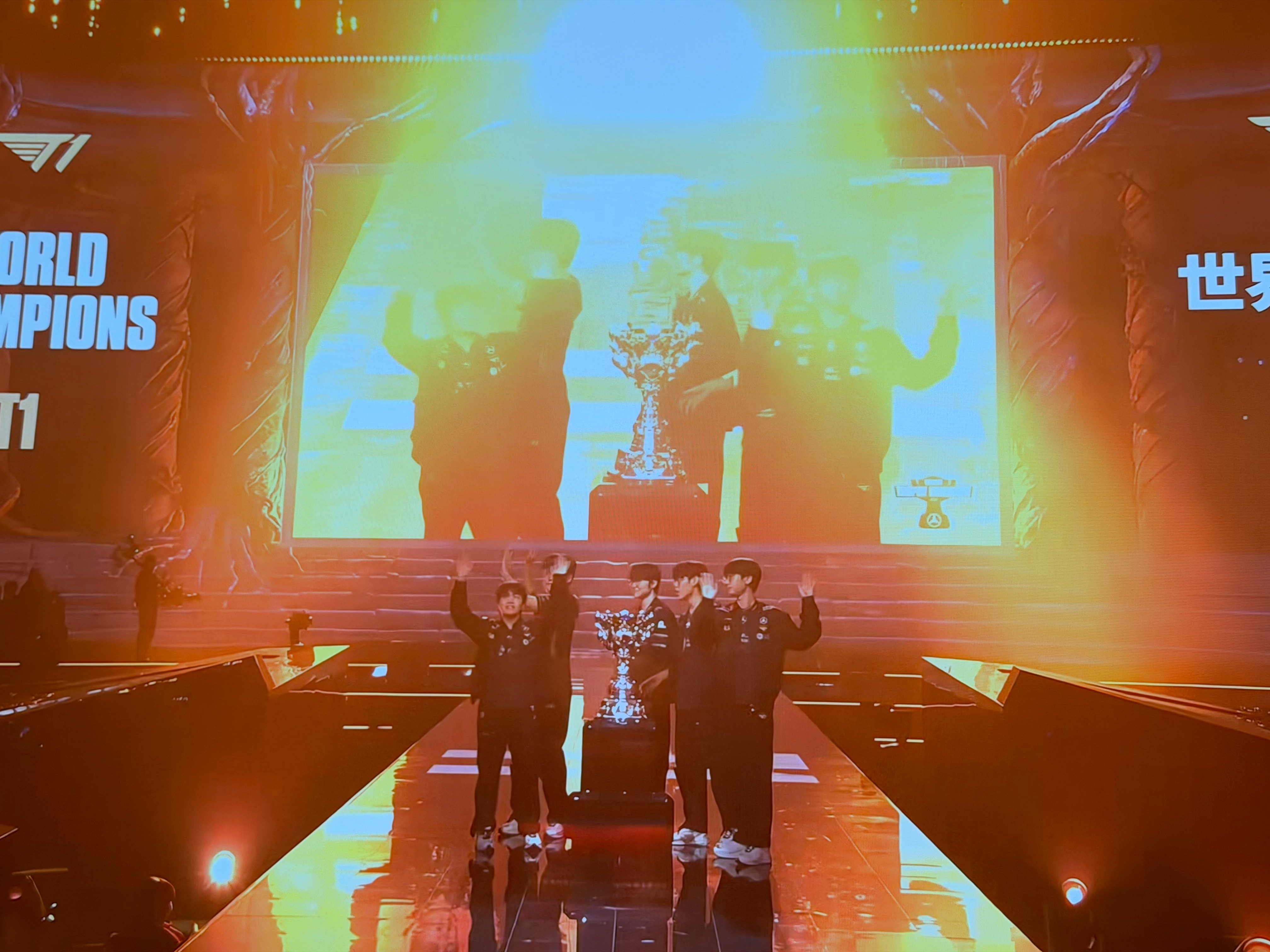 冠军了～！！三连冠～！！！S7 没做到的，S15 做到了！！！！！啊啊啊啊啊啊[