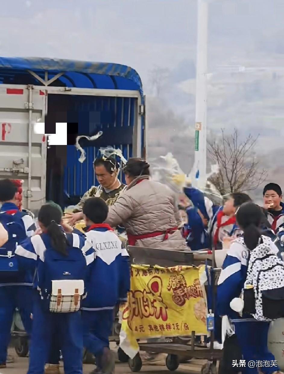 贵州街头一幕

真的太治愈了

棉花糖师傅没卷好

糖丝被风一吹漫天飞舞，一群小