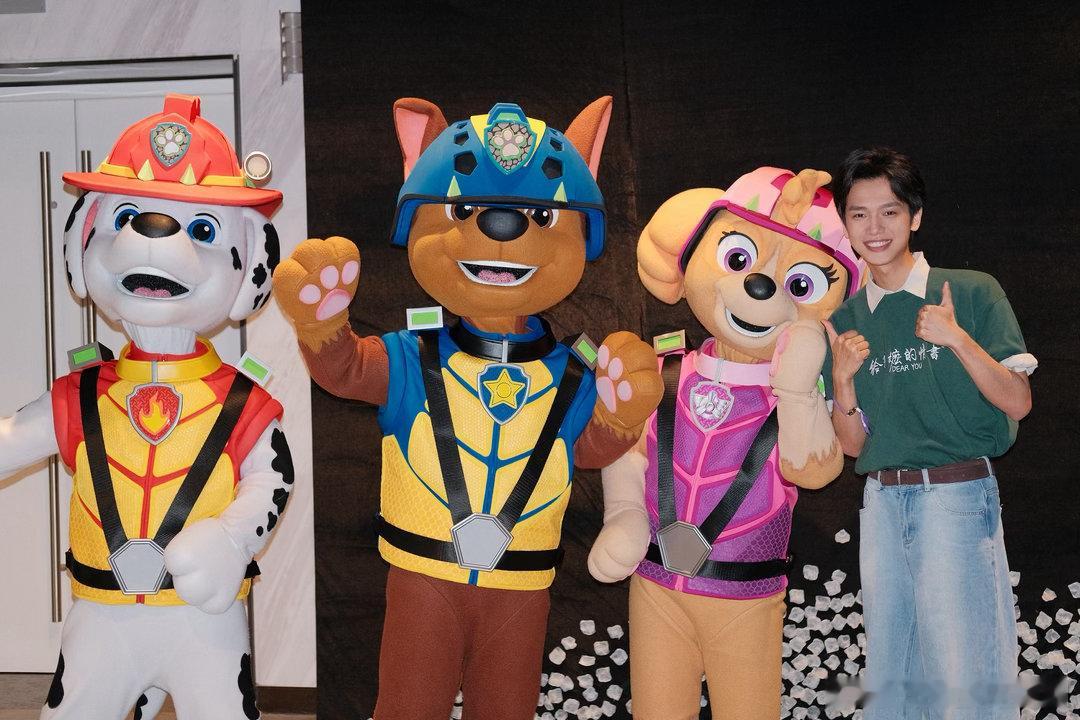 阿嬷剧组被汪汪队硬控阿嬷剧组看到汪汪队也走不动路✨打破年龄的可爱暴击来袭，剧组众