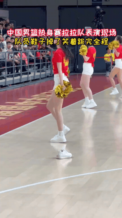 “鞋都飞了，但舞不能停。”湖南，一啦啦队小姐姐表演时，鞋子突然掉了，可她没有慌，