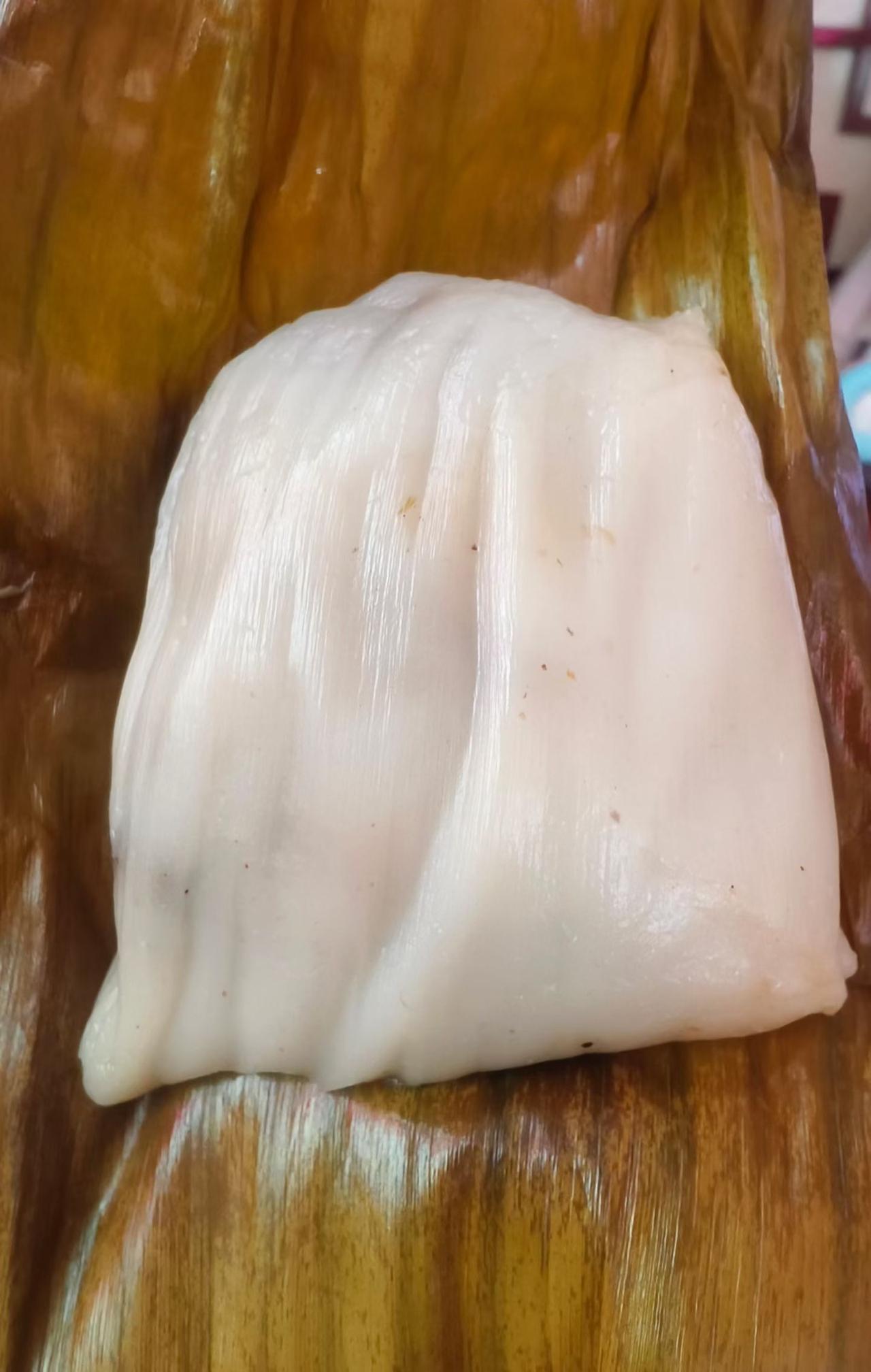 糍粑的做法很简单，先准备材料：糯米、半肥瘦猪肉、花生、头菜、芭蕉叶。
1.糯米洗