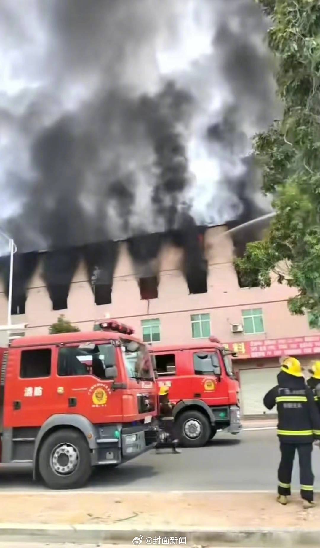 【官方通报：#广东一厂房火灾致2伤2失联#】3月26日，多位网友发布视频，广东揭