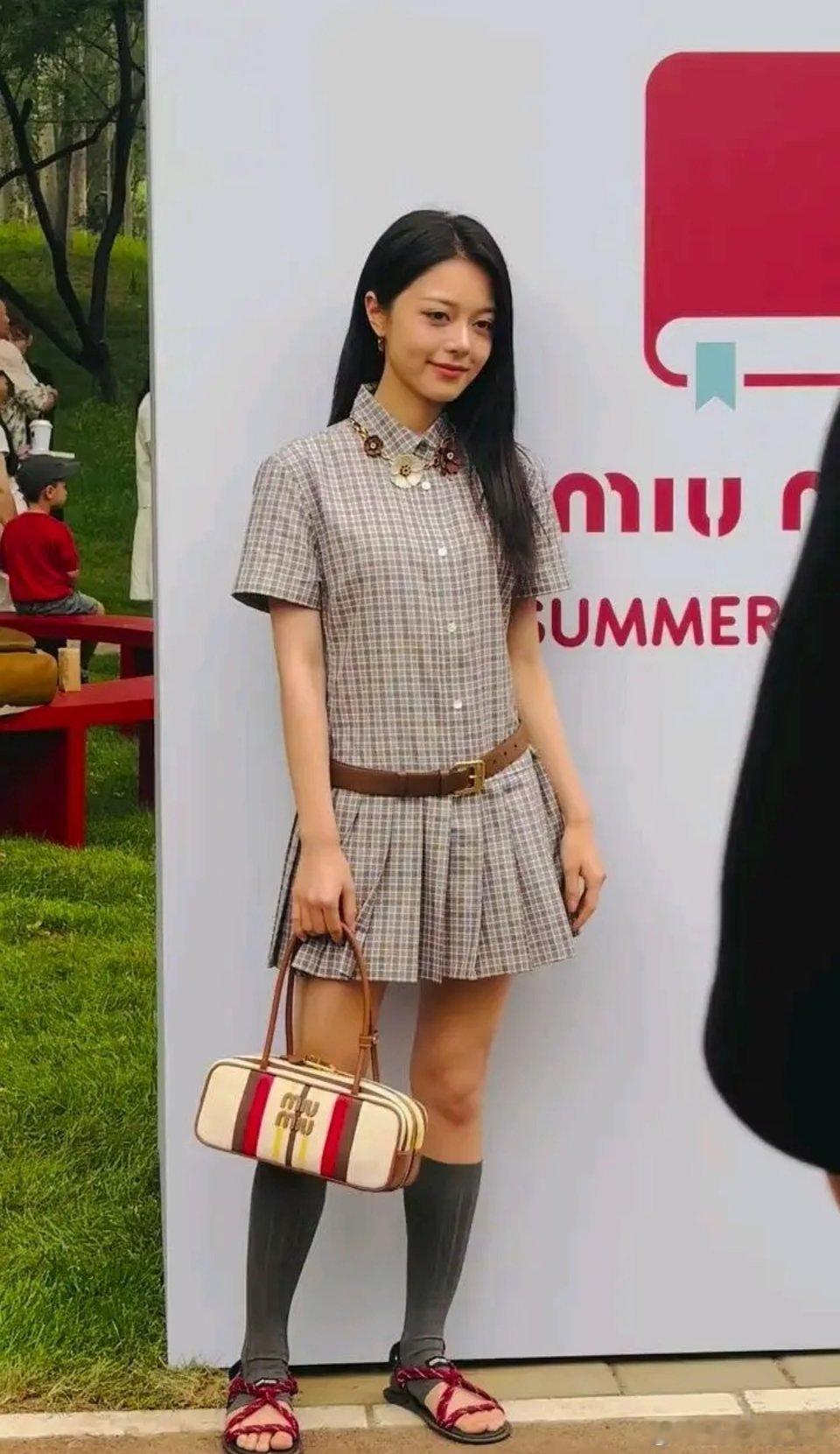 妹妹的鞋是以前的打鱼鞋吗？ 