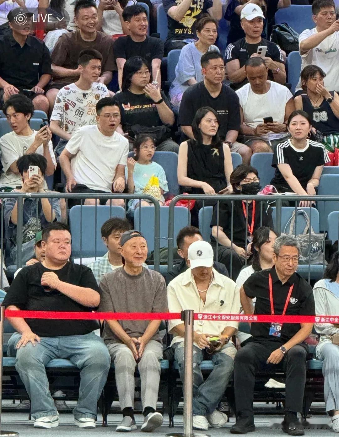 白岩松怎么老的这么快？
陈佩斯和白岩松一同观看姚基金组织的球赛，俩人同排而坐，哪