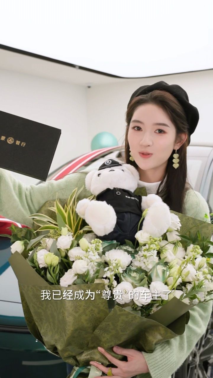 王玉雯 这把冲刘亦菲来的 王玉雯解锁出行新体验，喜提提新款智界R7！王姐黑长直配