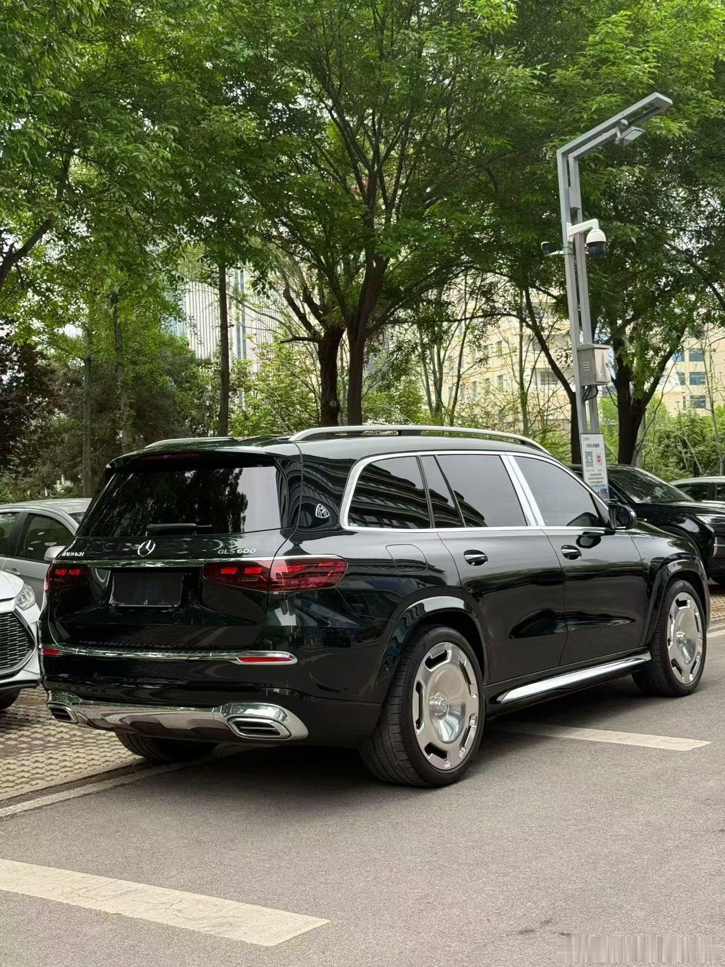 人生奔忙，总在追寻独一份的珍贵。就像这台迈巴赫GLS600，祖母绿车漆藏着岁月沉