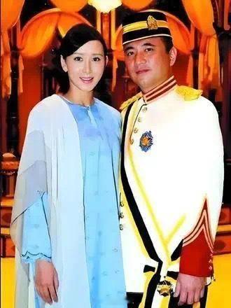 胡静结婚排面朱兆祥比胡静大了12岁，虽然现在看上去颜值没有那么高，年轻时可是帅过
