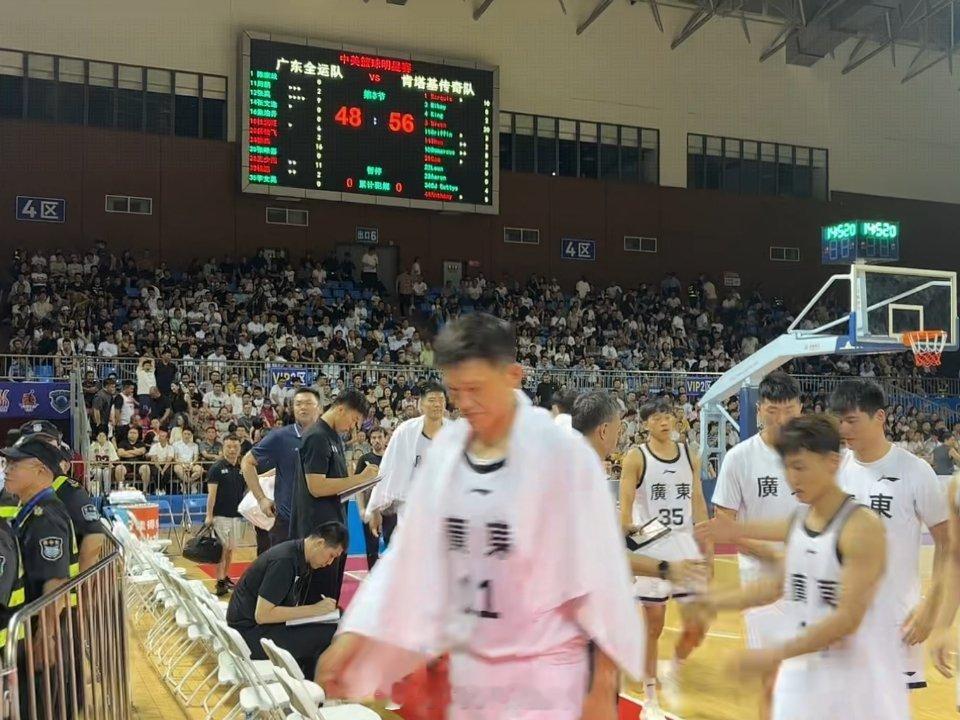 半场结束，广东全运男篮48-56暂时落后考辛斯＆肯塔基传奇队。徐杰16分，王少杰