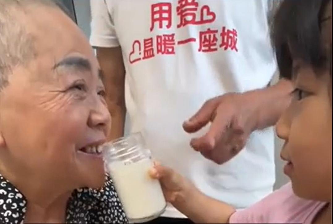 67岁生下女儿，74岁因病卧床，6岁女儿贴心照顾。

6岁的女儿，懂得贴心照顾？