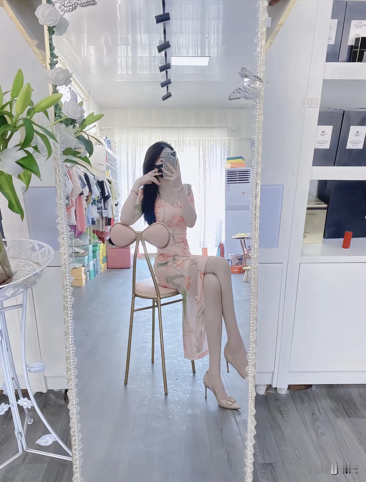 优雅穿搭指南：粉色连衣裙与高跟鞋的完美搭配