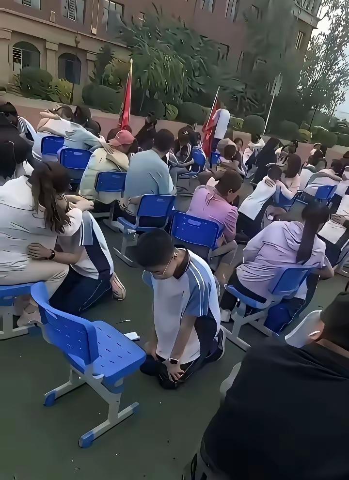 教育孩子对父母孝顺课上，这个孩子情景让我泪奔。