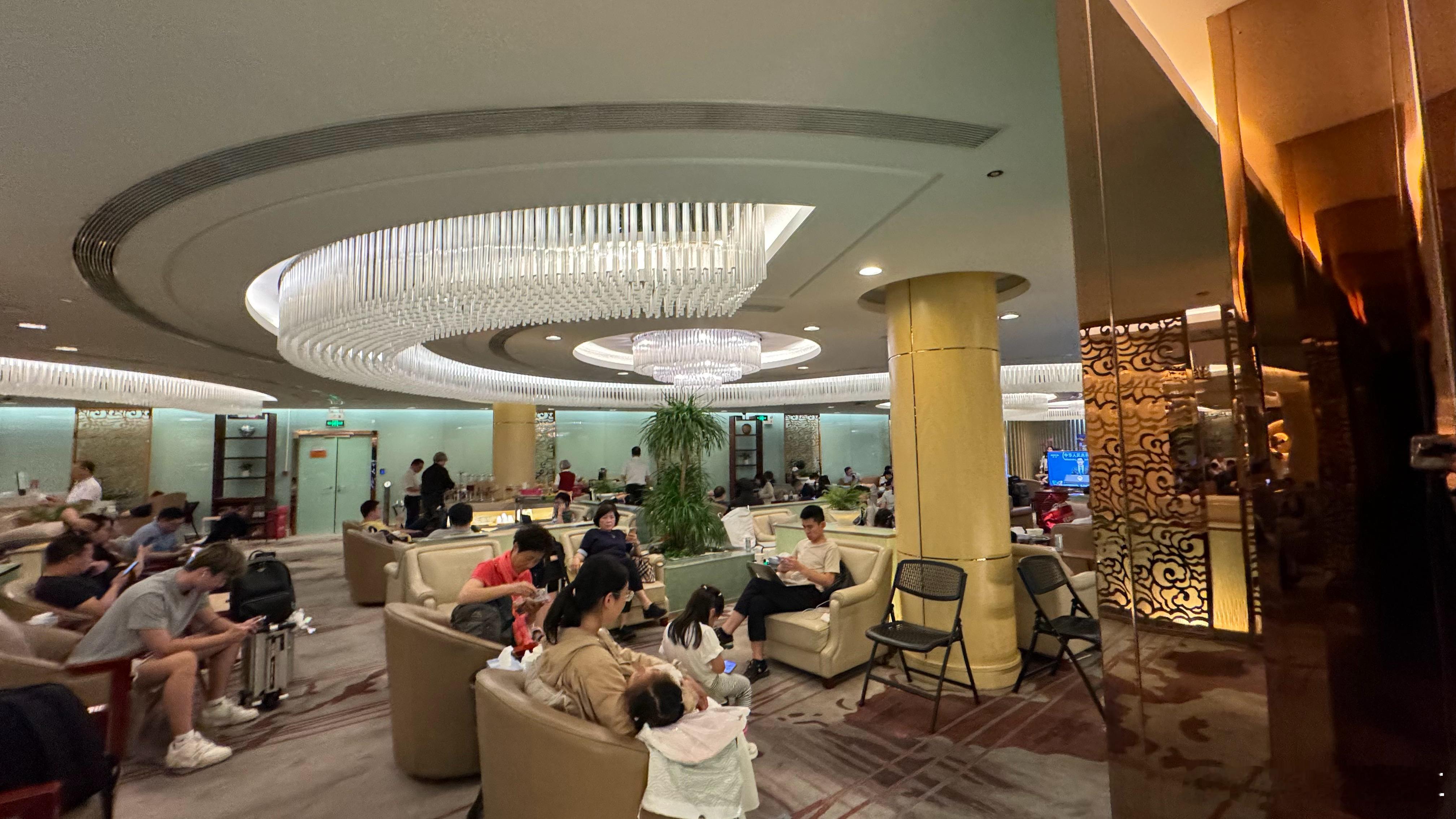 今天深圳机场大面积延误，深航尊鹏阁休息室直接爆满～～要是买了头等舱座位的老板，竟