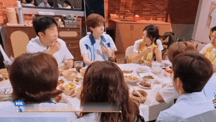 周翊然南方孩子没搓过澡 周翊然好奇搓澡周翊然：南方孩子从未搓澡，看着搓澡一脸疑惑