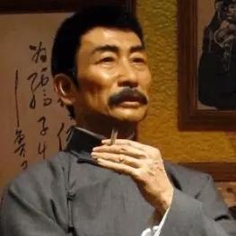 不要养过多的无用文人，中国需要的文化工作者要少而精，不能说有文化就是文人。
鲁迅