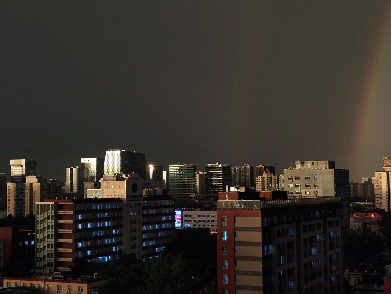 实拍北京闪电伴彩虹