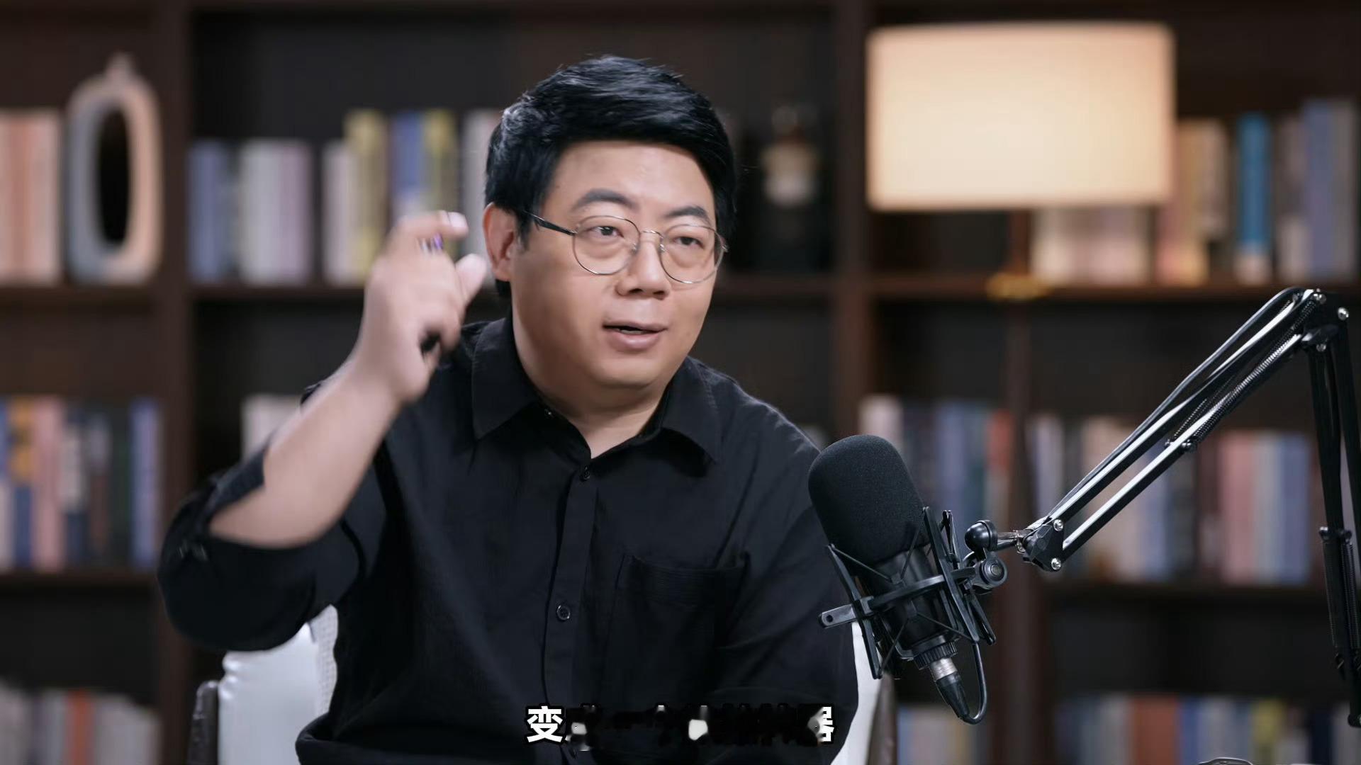 AI眼镜越来越火，但隐私泄露问题也不容忽视。设备采集边界模糊，不光使用者，周边普