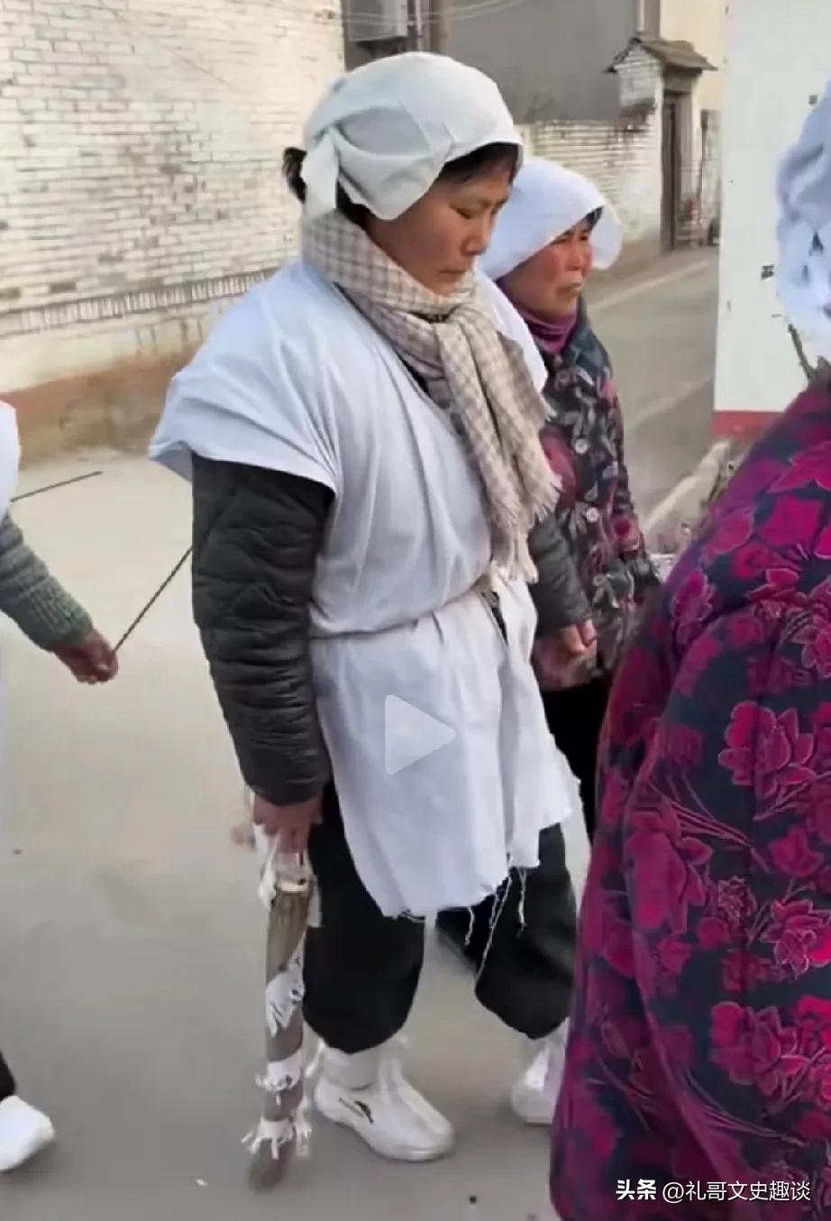 现在村里有人去世出现了一个奇怪的现象。村里有人去世，就会当天晚上埋了，然后再通知