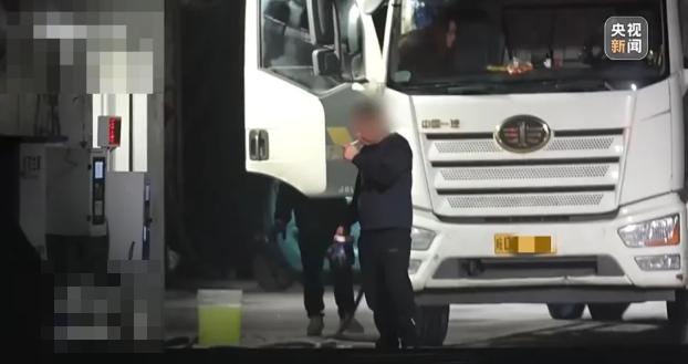 一公里的国道两边，居然扎了近20家“新能源加注站”。
更离谱的是，央视记者一查，