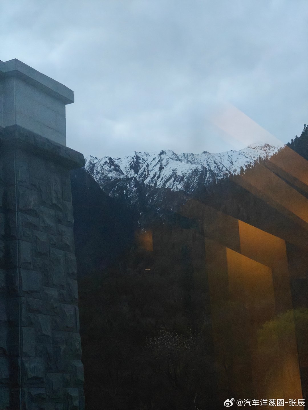 第一次来西藏，昨天晚上没敢动，早早就睡了，早上感觉状态不错来活动一下，又是抬头雪