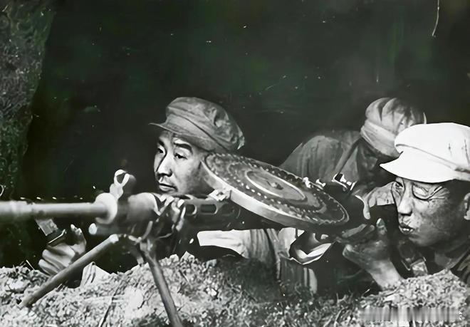 [军旅话题]  一位军迷说，志愿军经常发起夜战，晚上看不见，武器又不好，那不吃亏