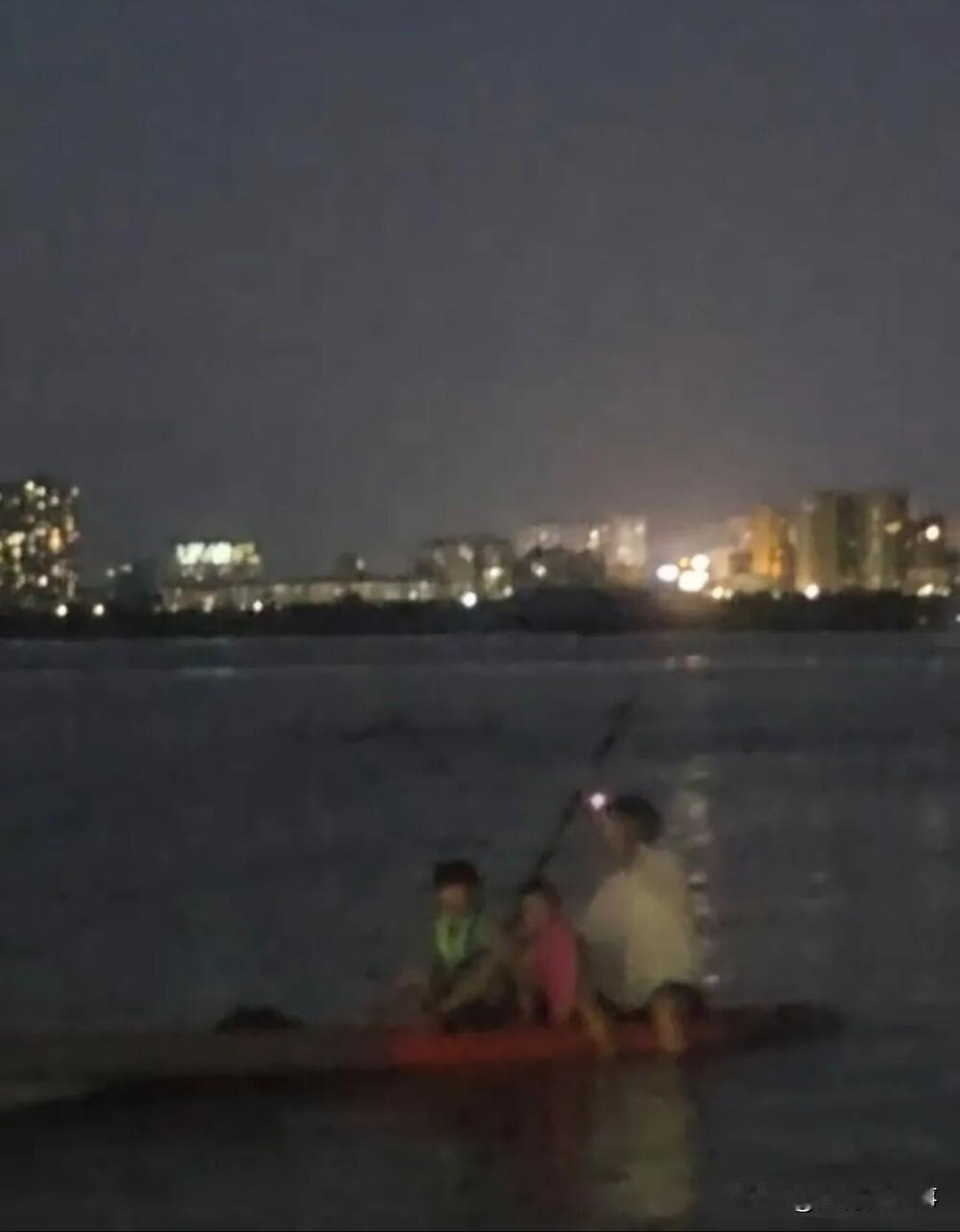 揪心！湖北鄂州，8月初的一个夜晚，一条江上漂着一个孩子。

女孩大约八九岁，怀里