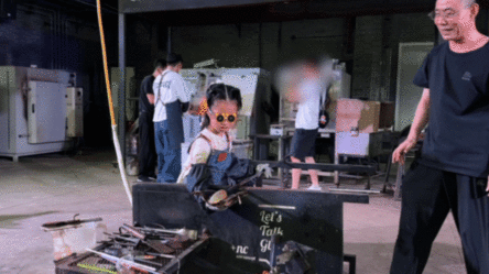 陈赫带两个女儿看热玻璃表演陈赫张子萱两个女儿近照 陈赫这带娃Vlog很接地气，带