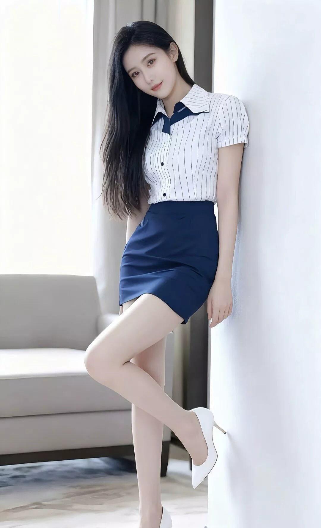 条纹衬衫搭配藏蓝半裙，把职场的利落与女性的柔美揉进方寸之间，慵懒倚靠也自成风景。