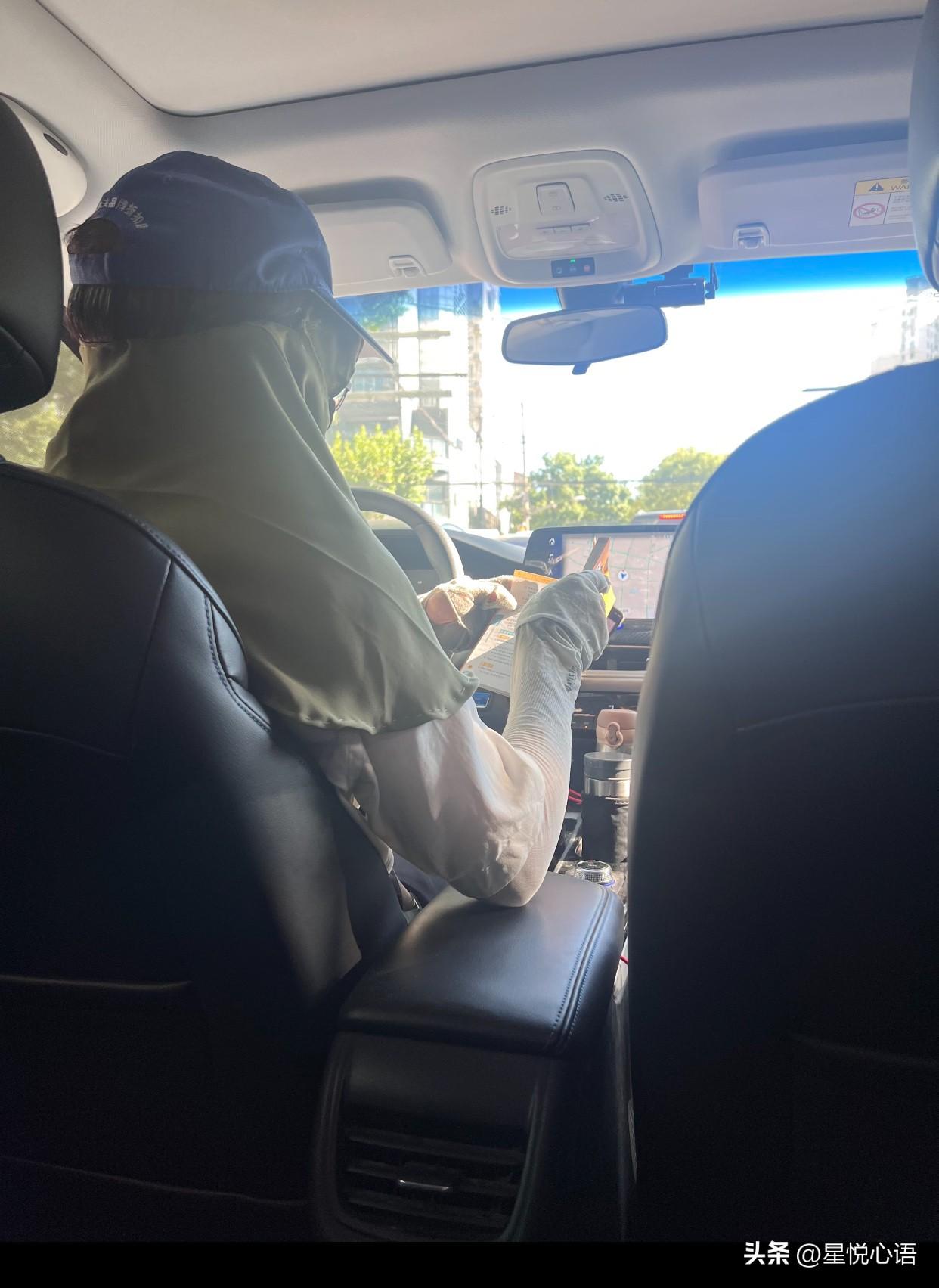 上海的卷超出我的想象…
下午打车，司机大叔五十岁左右，
全身顶级防晒
遇红灯就拿