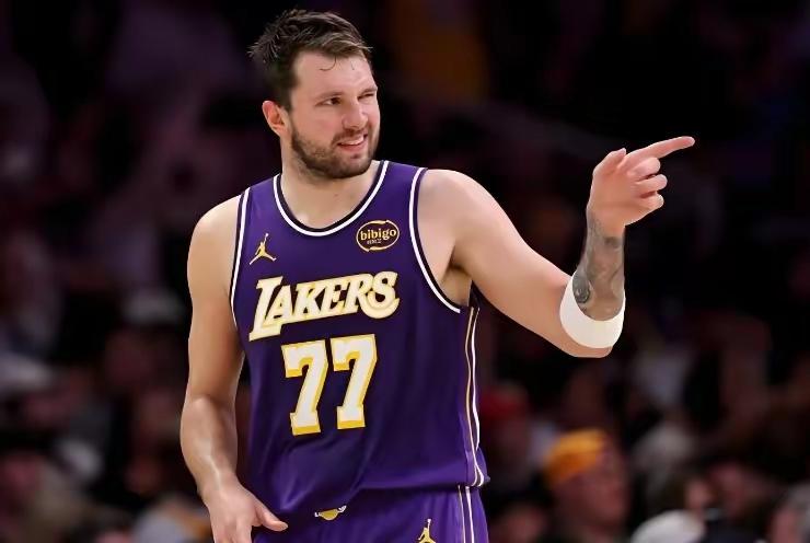 NBA公布本赛季MVP最终三人候选名单，东契奇无缘前三，很多人为他鸣不平。
不过