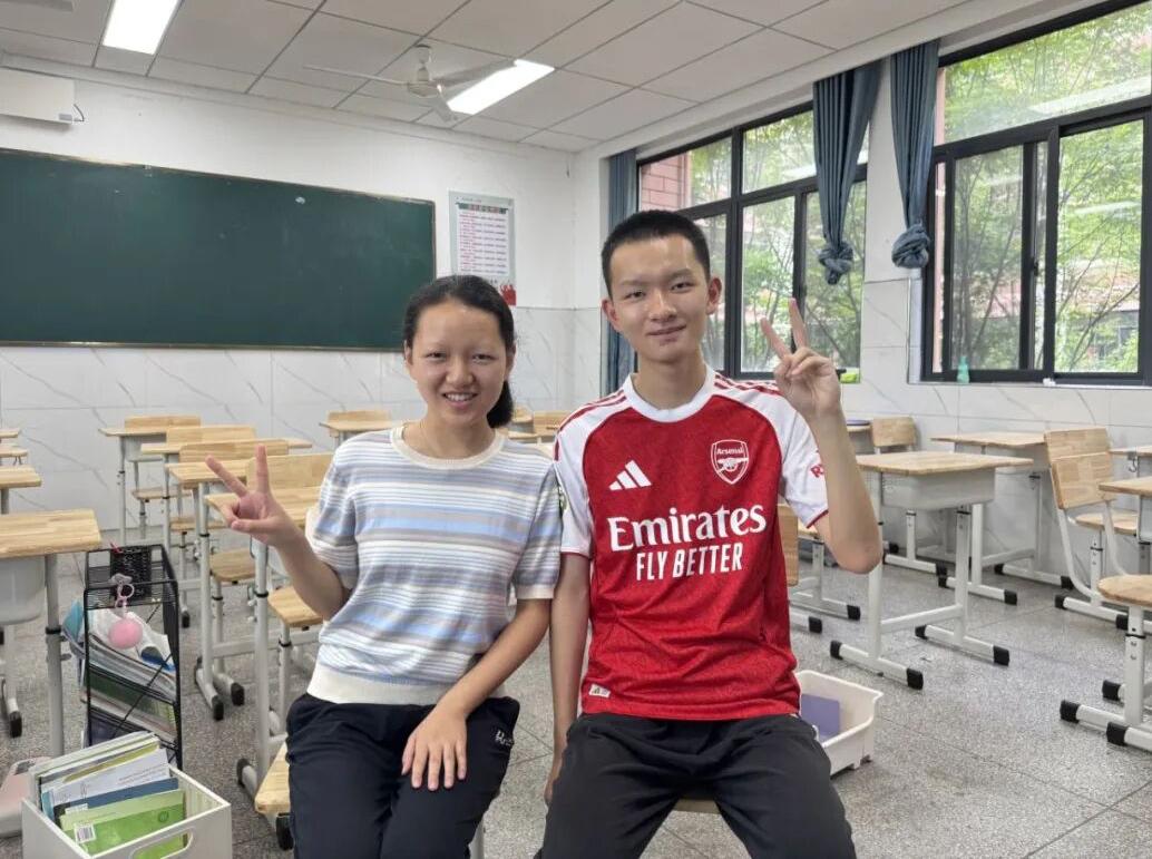 安徽池州市两兄妹同时参加高考，15岁的妹妹考了699分，考上北京大学理科试验班。