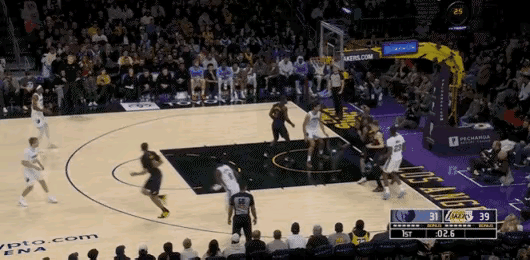 阿尔达马欺负老年人，詹姆斯本想来个压哨命中，让阿尔达马给帽了灰熊vs湖人