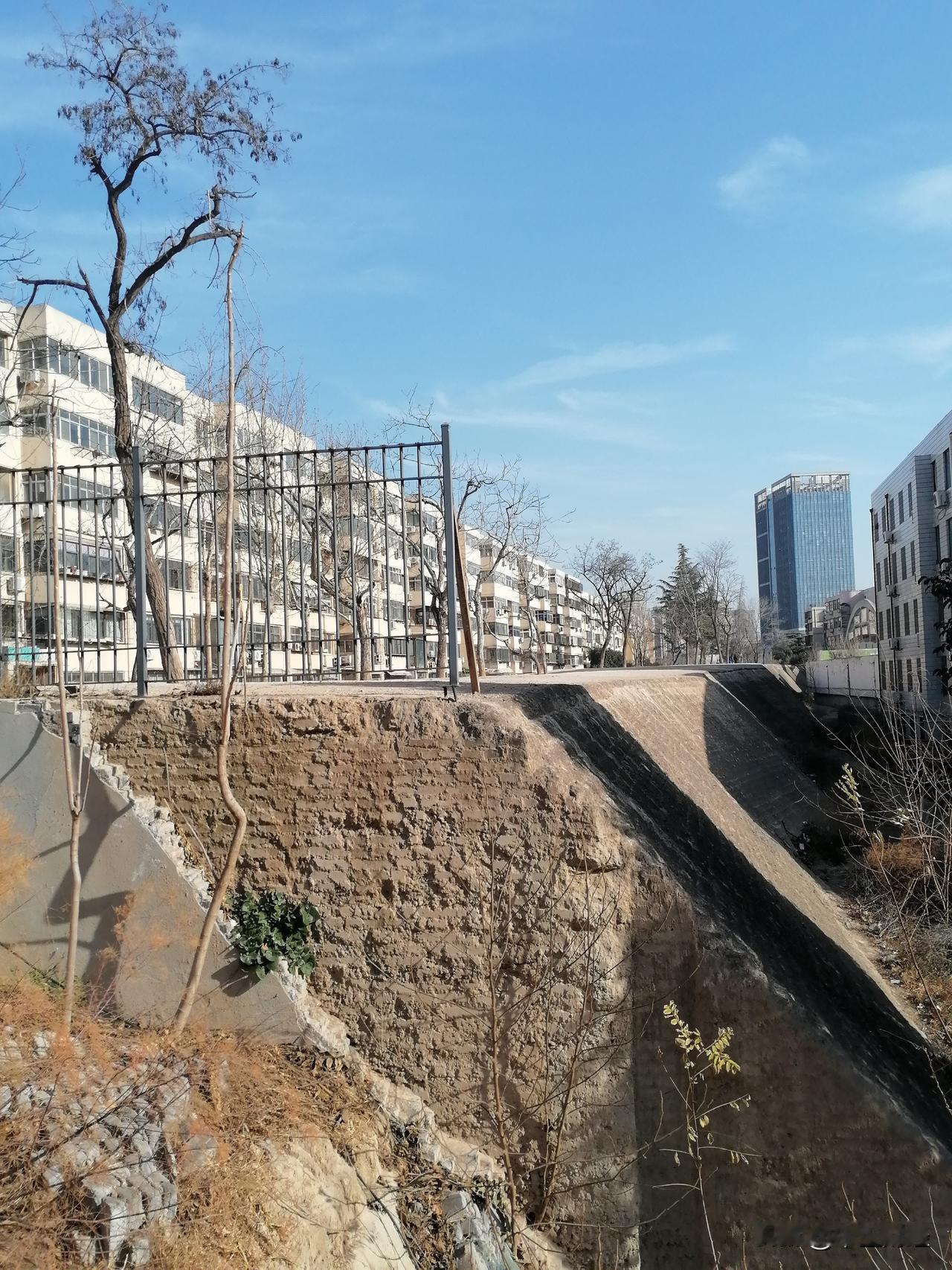 冬日好去处 冬天想找个特别的地方逛逛，郑州管城区塔湾路的古汉城墙是个不错选择。虽