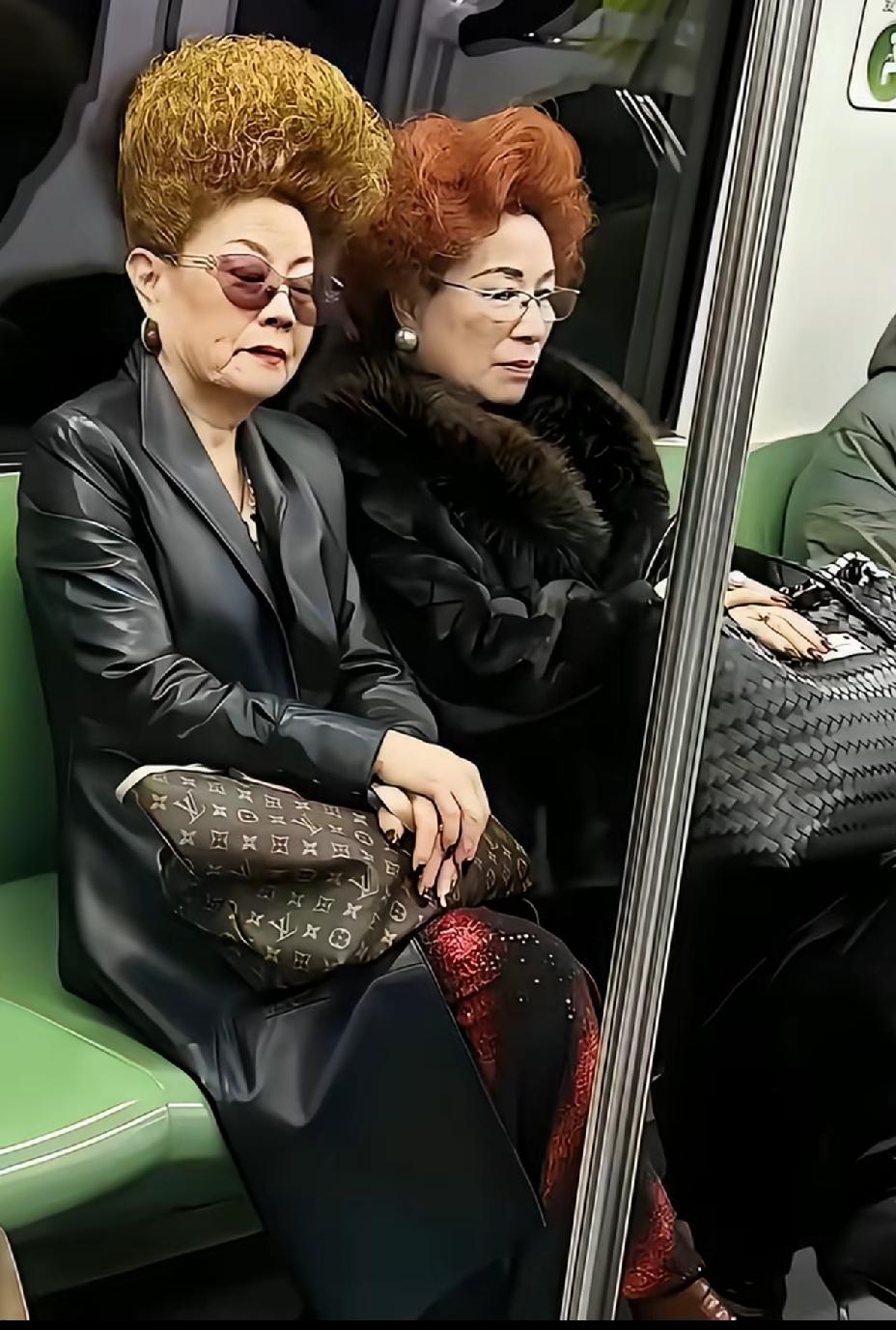 厉害的发型师，老太太头发也太茂盛了，年轻人都自叹不如。