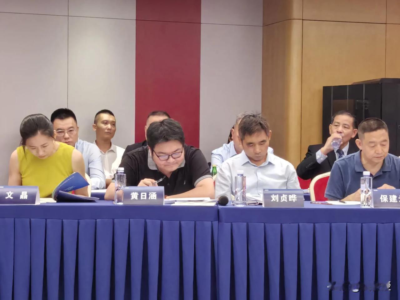 周末
也要努力工作
在中国人民大学开会
我在认真的看材料改论文