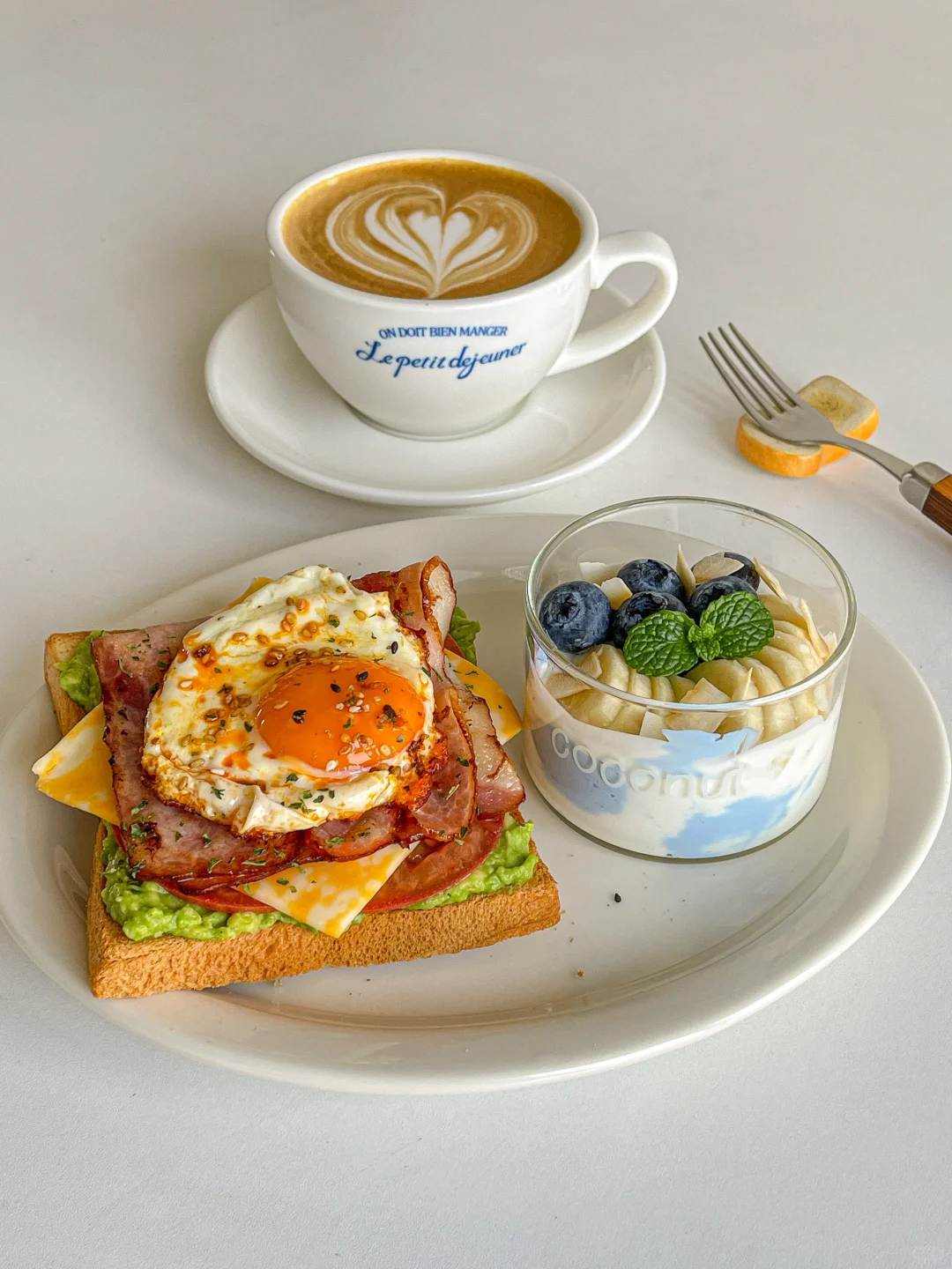 元气早餐🍳牛油果芝士培根三明治🥪酸奶杯🫐