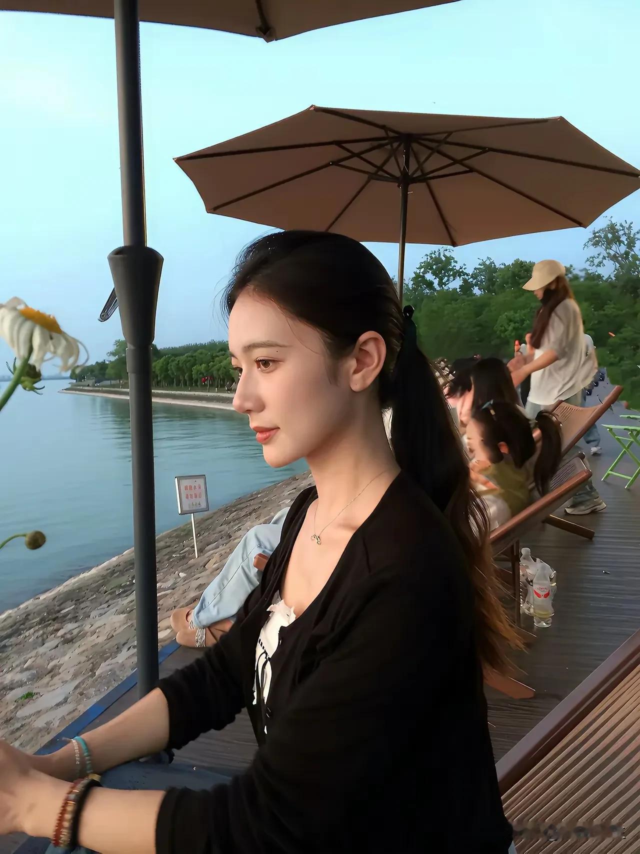 生活简单些，让灵魂呼吸；欲望简单些，让快乐纯粹。知足，便是点亮这简单生活的永恒烛
