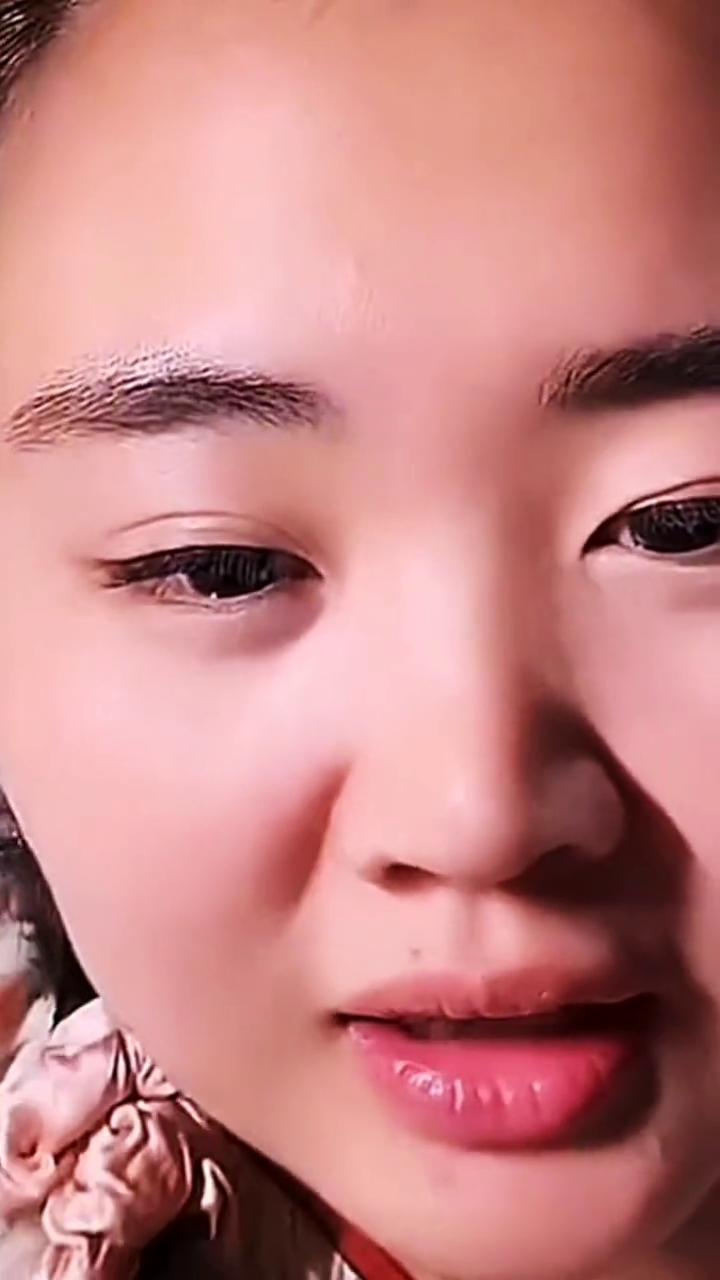 大宝贝刘禹彤。
当然还在读书了。
对，住在北师大。
签名球衣，球队的官方也有签名