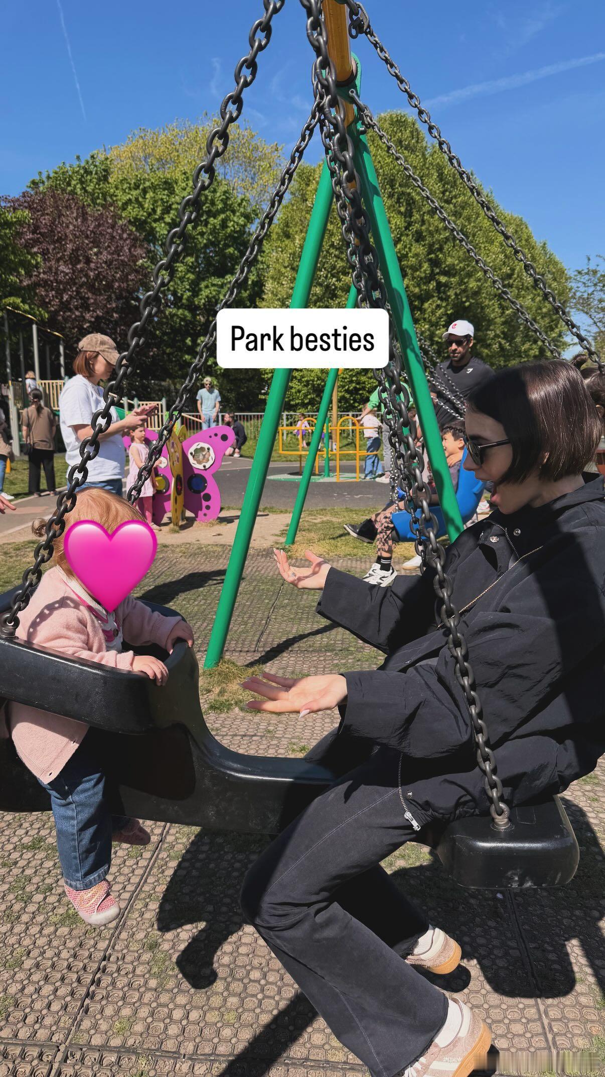 Lily collins莉莉柯林斯分享遛娃的亲子时刻，Tove的头发能扎起小啾啾