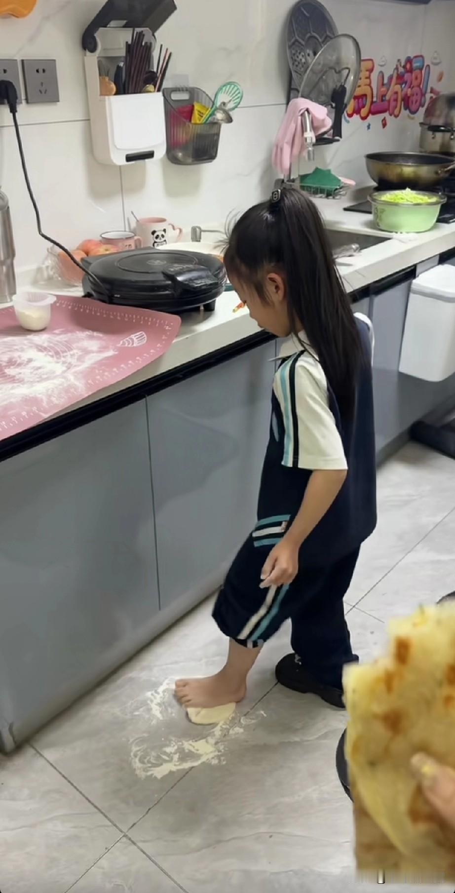 见过孩子的做饼才能吗？手脚并用，而且把饼搁在地上用脚踏，很熟练的。[呲牙]
孩子