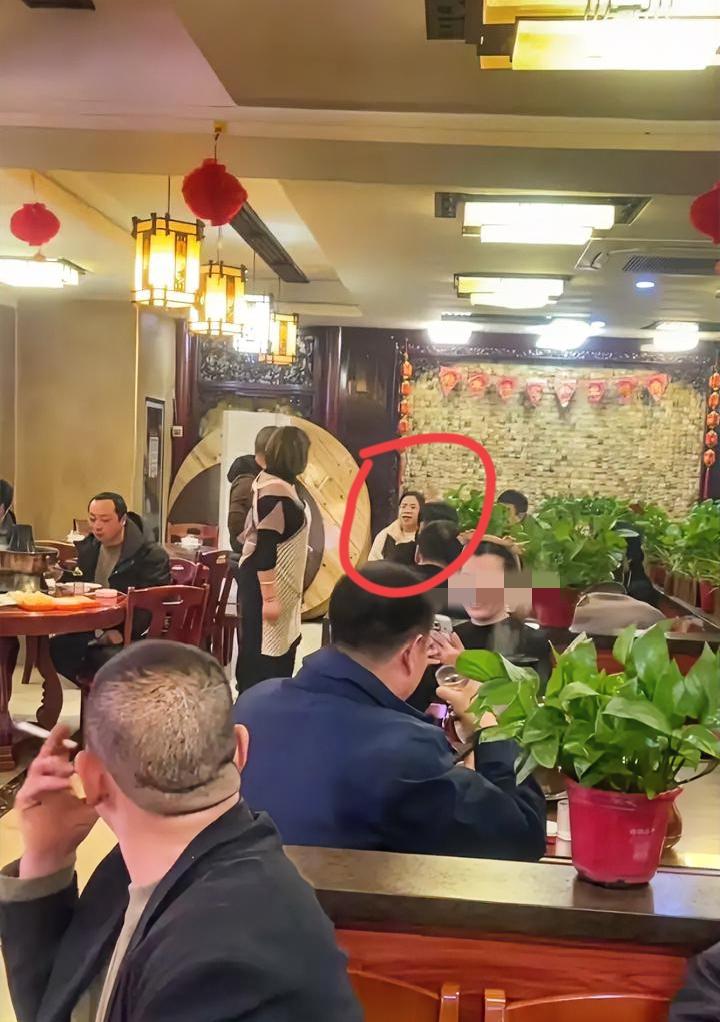 给狗用餐具
你还有理了？
女子餐厅吃饭用盘子喂狗
老板娘发现后说了两句
她还不乐